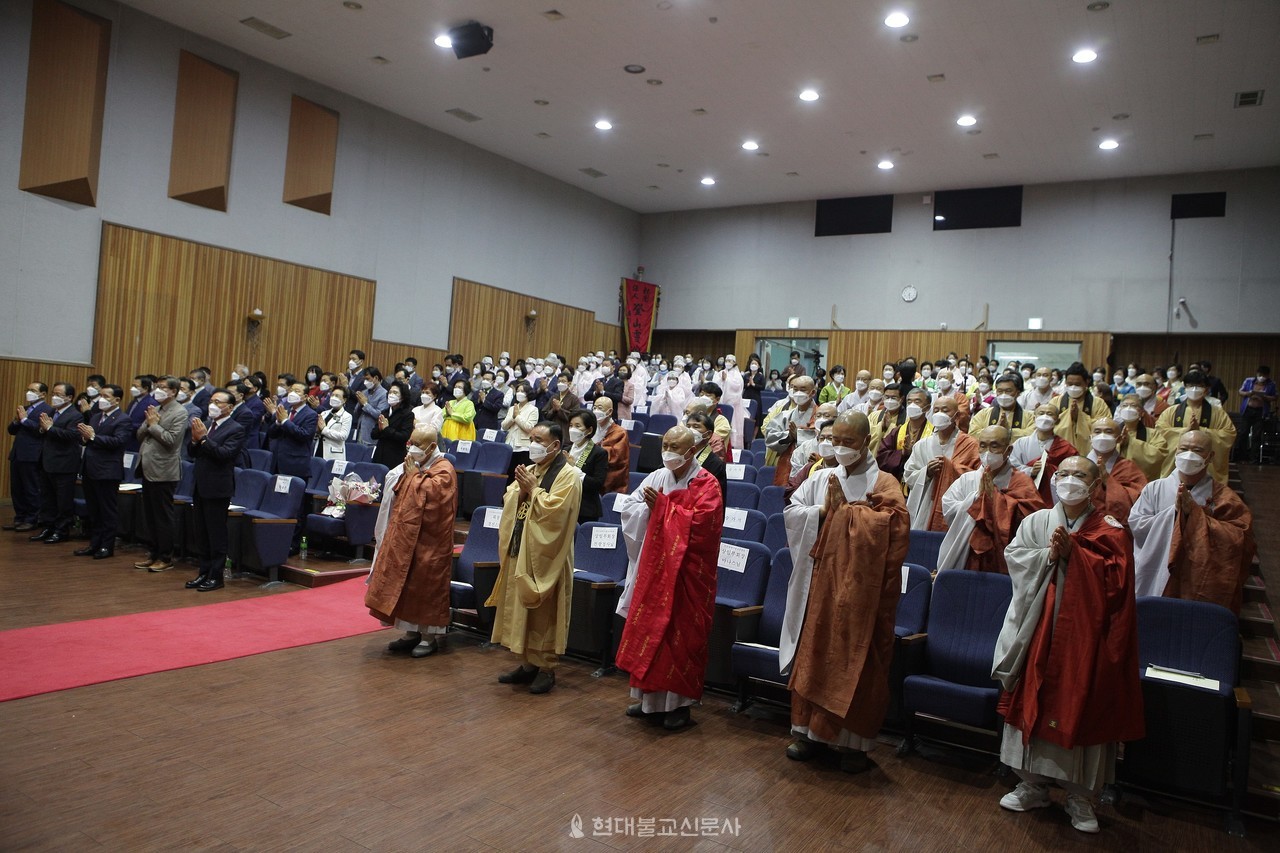 부산연등축제조직위원회는 5월16일 한국자유총연맹 부산시지부 자유회관에서 ‘불기 2565년 부산연등축제 및 릴레이 기도정진’ 회향식을 봉행했다.