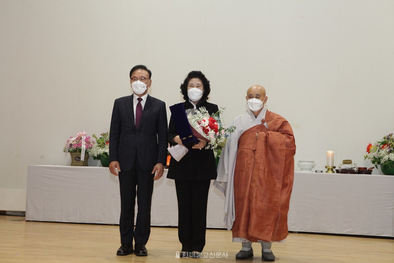 제3회 부산불교대상을 받은 김수현 BTN 불교TV부산지사장(가운데)