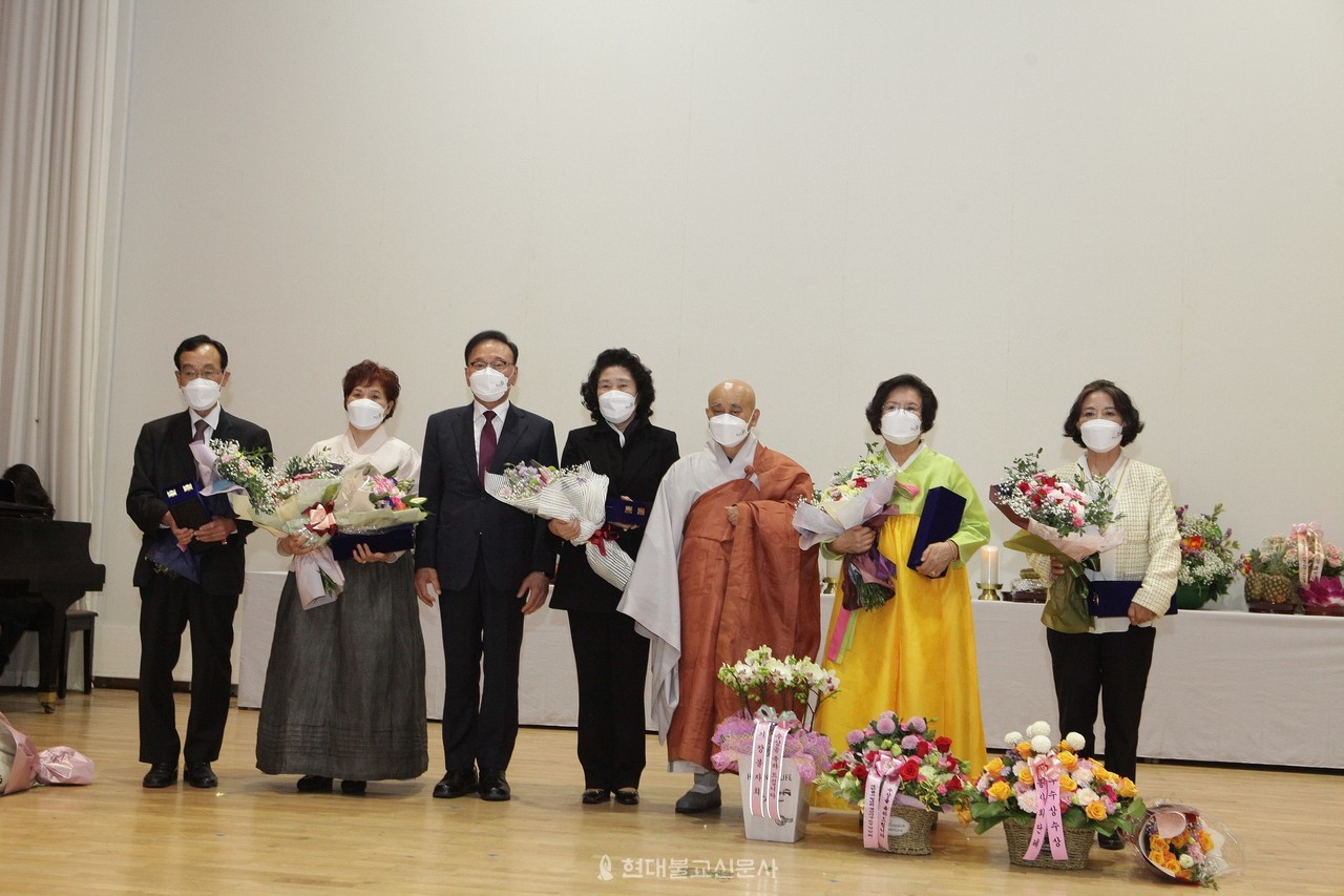 부산연등축제조직위는 제3회 부산불교대상 시상식을 진행하고 불교 발전과 중흥을 위해 노력한 공로를 치하했다. 대상에는 김수현 BTN 불교TV부산지사장, 최우수상은 범어사 금강암 장학회, 우수상에 강미자 금정총림포교사회 회장, 삼광사 봉사회, 현익채 전 금정중학교 교장, 공로패는 주영미 법보신문 기자가 수상했다.