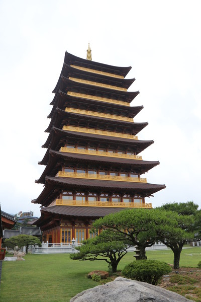 경주 보문관광단지에 위치한 황룡원 중도타워 전경.