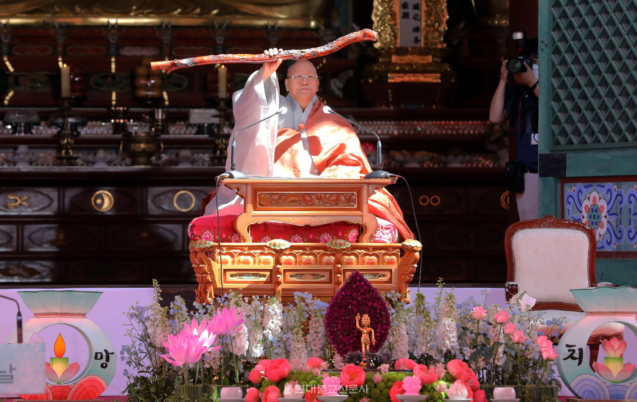 조계종 종정예하 진제 법원 대종사가 봉축법어 전 주장자를 들어보이고 있다.