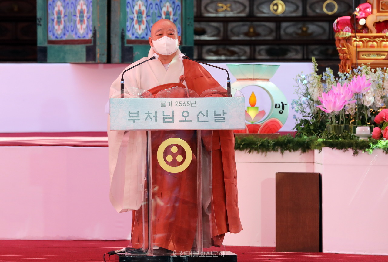 조계종 총무원장 원행 스님이 봉축사를 낭독하고 있다.