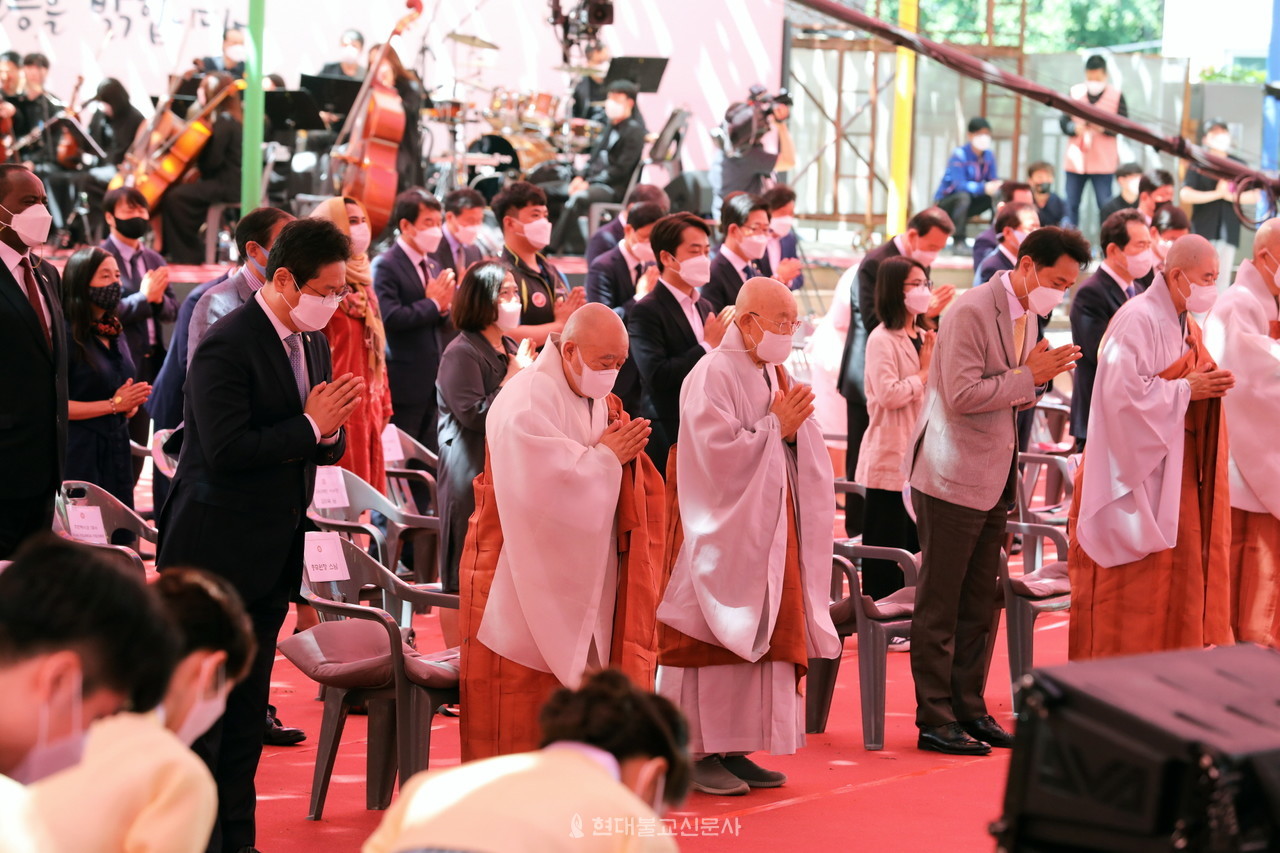 삼귀의를 하고 있는 사부대중들의 모습.