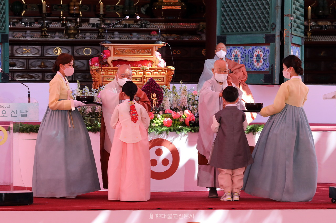 조계종 원로의장 수봉 세민 대종사와 총무원장 원행 스님이 마정수기를 내리고 있다.