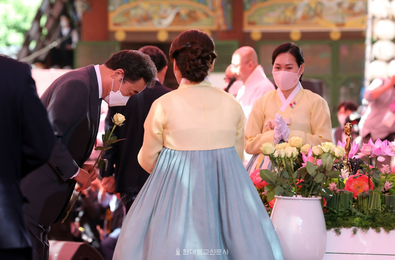 이날 봉축법요식에는 정관계인사와 유력 대선 후보군이 참석했다. 이낙연 의원의 헌화하는 모습.
