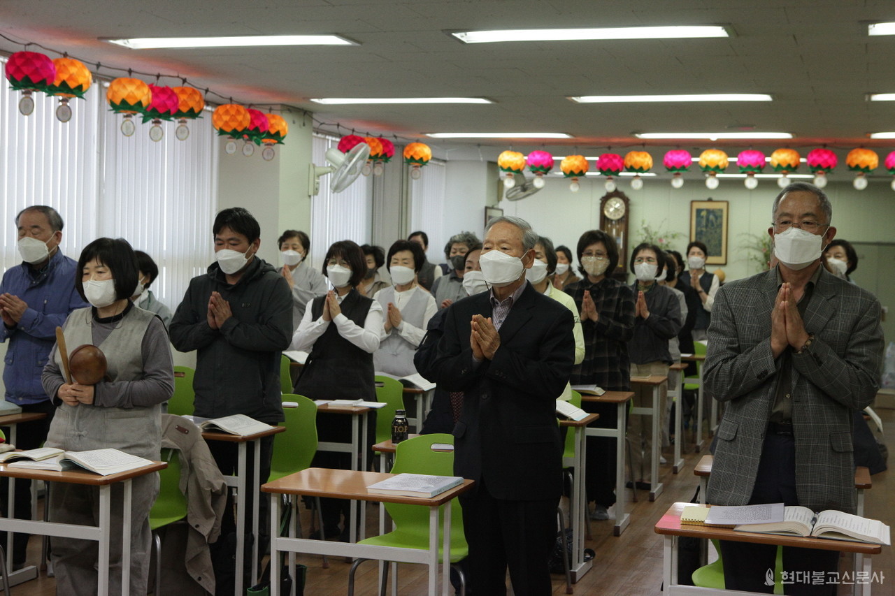 1991년 마산 정법사 안심요에서 시작된 마산 반야불교학당은 현재 매주 화요일에 〈법화경〉과 〈화엄경〉 공부를 이어가고 있다.