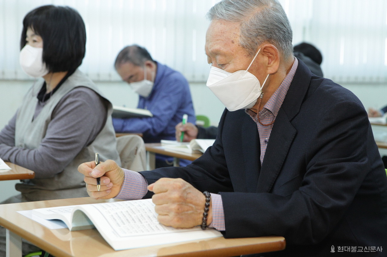 지안 스님의 경전 강의를 듣고 있는 수강생.