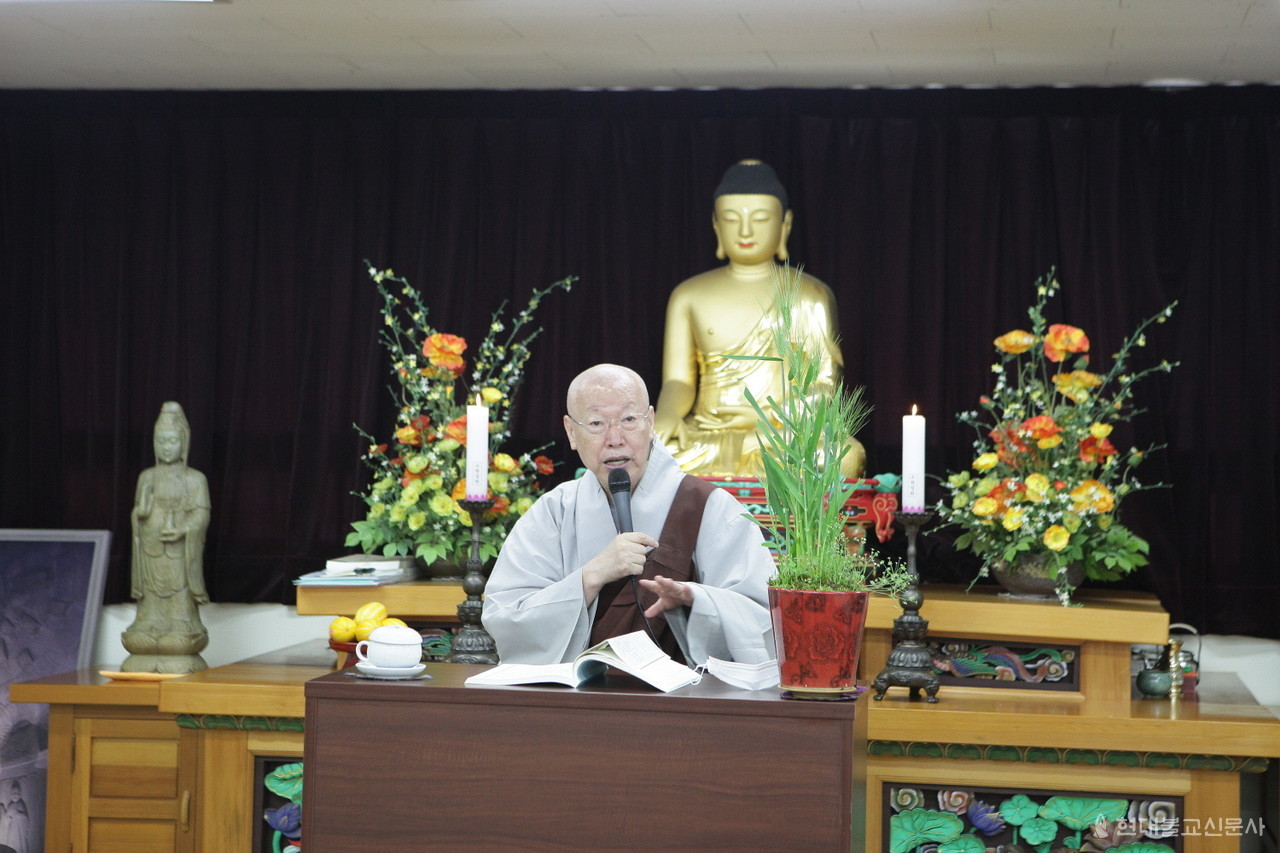 〈법화경〉을 강의하는 지안 스님.