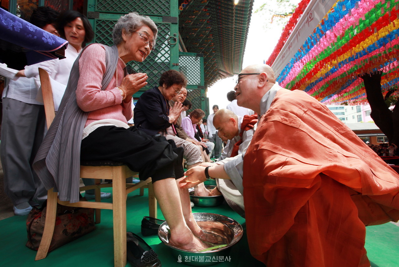 지역 어르신들을 대상으로 열린 조계사의 세족식. 공공성과 대중성을 바탕한 찾아가는 불교는 앞으로 필요한 개념이다.