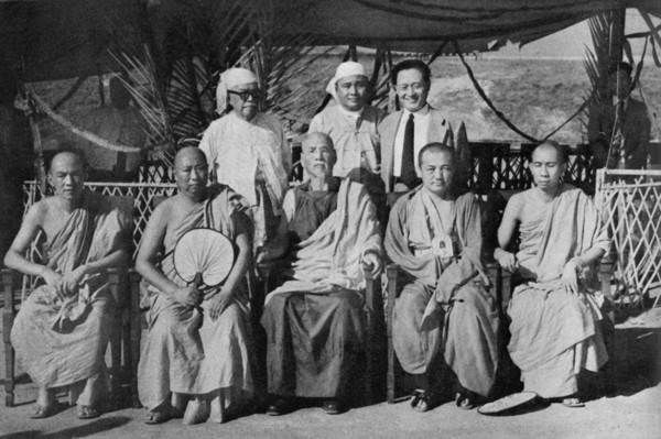 미얀마 고승들과 함께한 우누 총리. 그는 남다른 신심에 기반해 불교적 가치관으로 미얀마를 이끌고자 했다.