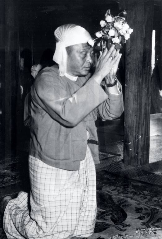 승가에 공양을 올리는 우누 총리.