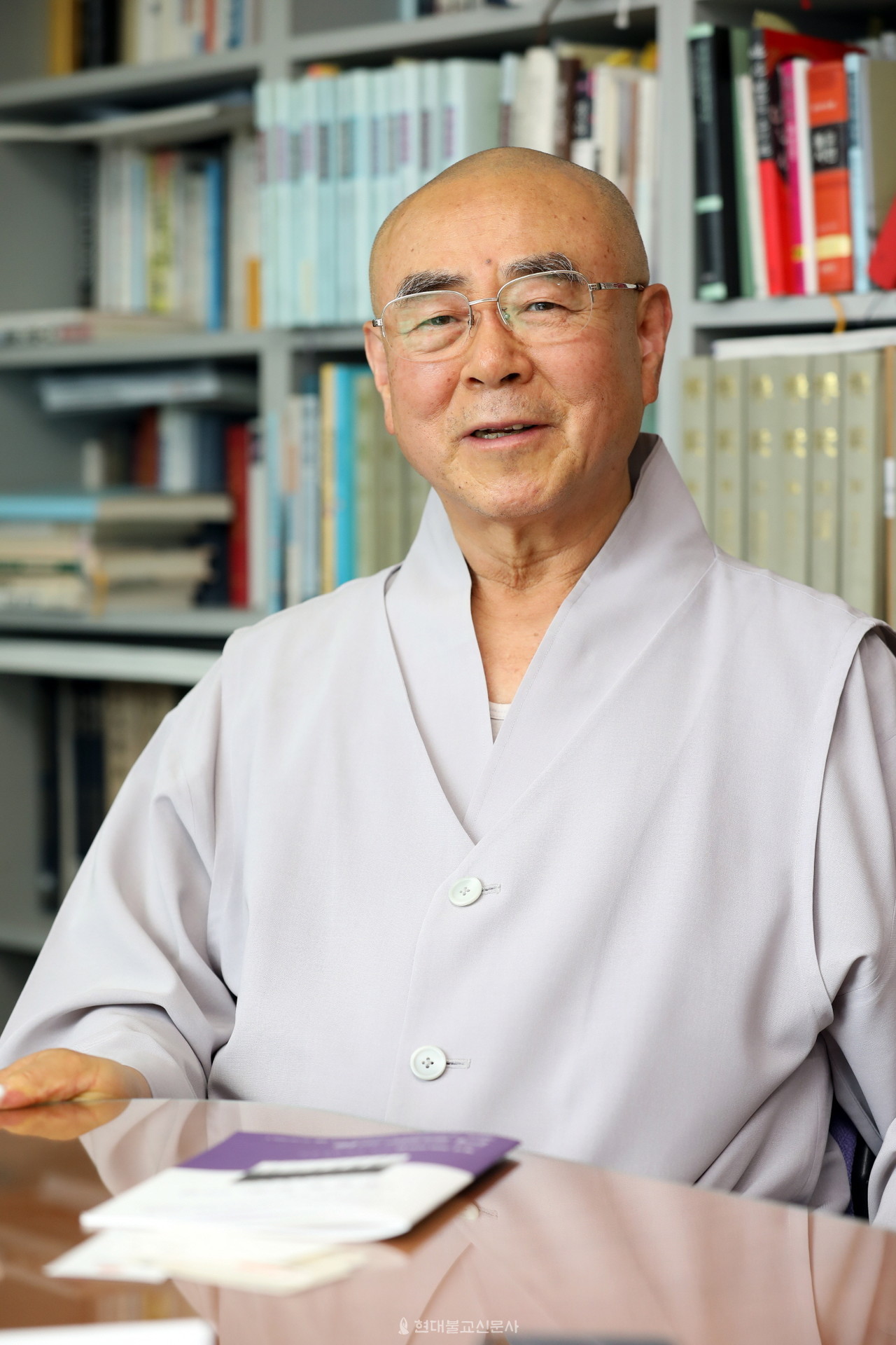 성본 스님은 …1950년 경남 거창 출신으로 속리산 법주사에서 출가했다. 동국대 불교대학을 졸업했으며, 일본 아이치가쿠인(愛知學院)대학 대학원에서 석사학위를 받았다. 이후 고마자와(駒澤) 대학에서 석사와 박사 학위, 문학박사 학위를 받았다. 동국대 경주캠퍼스 불교문화대학 교수를 역임했으며, 현재 한국선문화연구원을 운영 중이다. 역저서로는 〈중국 선종의 성립사 연구〉 〈선의 역사와 사상〉 〈선불교란 무엇인가〉 〈선종의 전등설 연구〉 〈참선수행〉 〈간화선의 이론과 실제〉 〈돈황본 육조단경〉 〈벽암록〉 〈임제록〉 〈무문관〉 등이 있다.