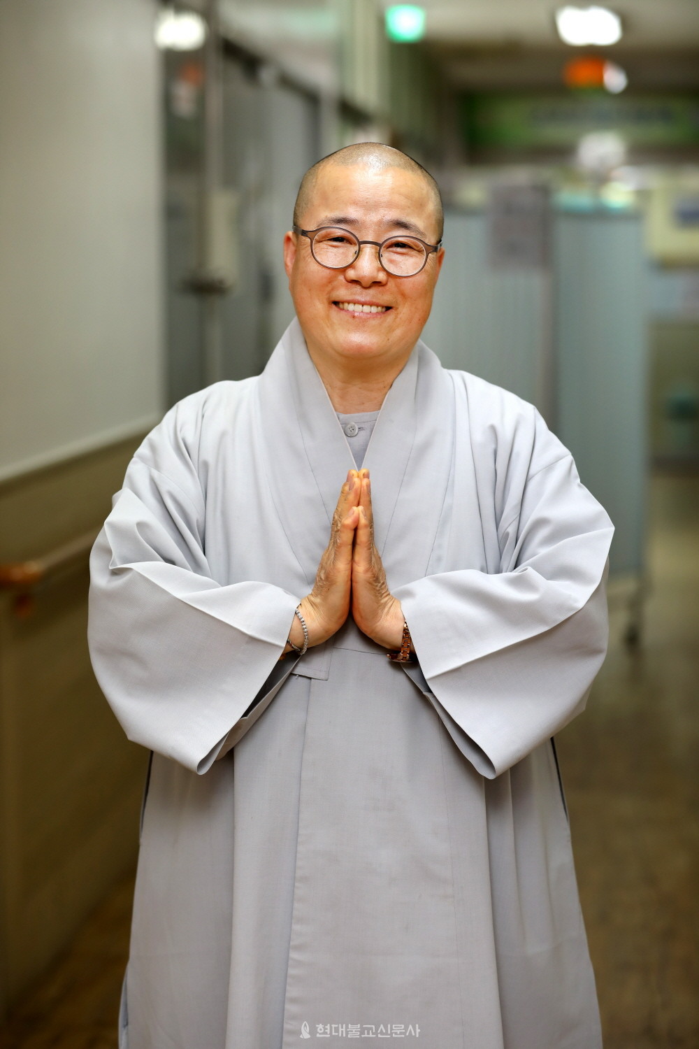 수안 스님은 …충북 보은 출생. 출가 전에는 건국대 국문학과를 다니며 문학소녀를 꿈꿨다. 당시 지도교수의 영향으로 국문학 석사과정에 들어갔으나 교수는 갑작스럽게 세상을 떠났다. 이후 ‘평생 죽지 않는 스승’을 찾았고 지리산 산청 대원사에서 행돈 스님을 은사로 출가했다. 출가 후에는 은사 스님이 “사회 환원할 수 있는 공부하라”는 조언에 따라 사회복지 분야에서 활동했다. 군포 매화종합사회복지관장, 구례군장애인복지관장, 거제 중증장애요양시설 반야원장, 수원 영통종합사회복지관장을 역임했고, 현재 군포시립노인요양센터 원장으로 활동하고 있다. 복지 일선에서 활동하면서도 학업을 이어가 동국대 불교대학원에서 불교사회복지학 석사를, 동국대 일반대학원에서 성운 스님(동국대 석좌교수)을 지도교수로 사회복지학 박사학위 취득했다.