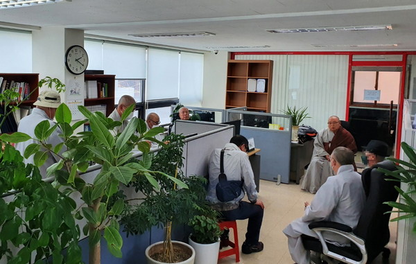 법화종 대전 총무원 청사에서 대책회의 중인 총무원장 서리 혜문 스님과 집행부 임원들.