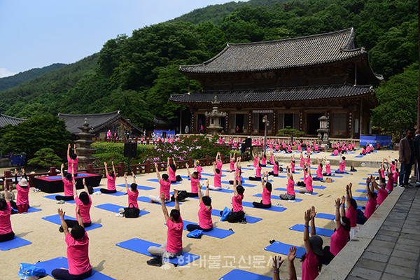 천년고찰 화엄사는 지난 13일 경내에서 요가축제를 개최했다