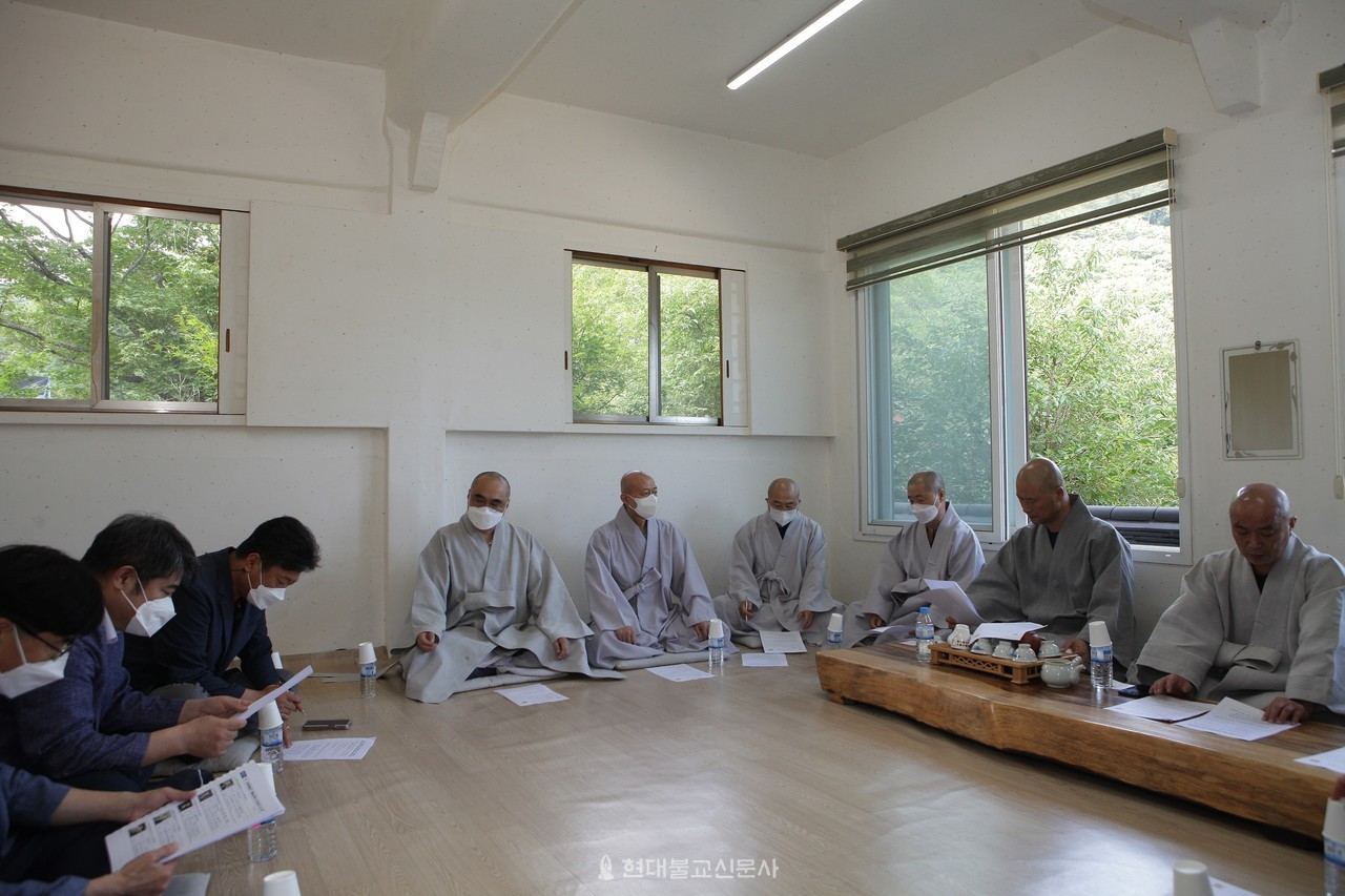 부산시 문화체육과 관계자들이 7월 1일 범어사를 방문하고 종교 편향 공연으로 물의를 빚은 부산시립합창단에 대한 관리 소홀 문제를 공식 사과했다.