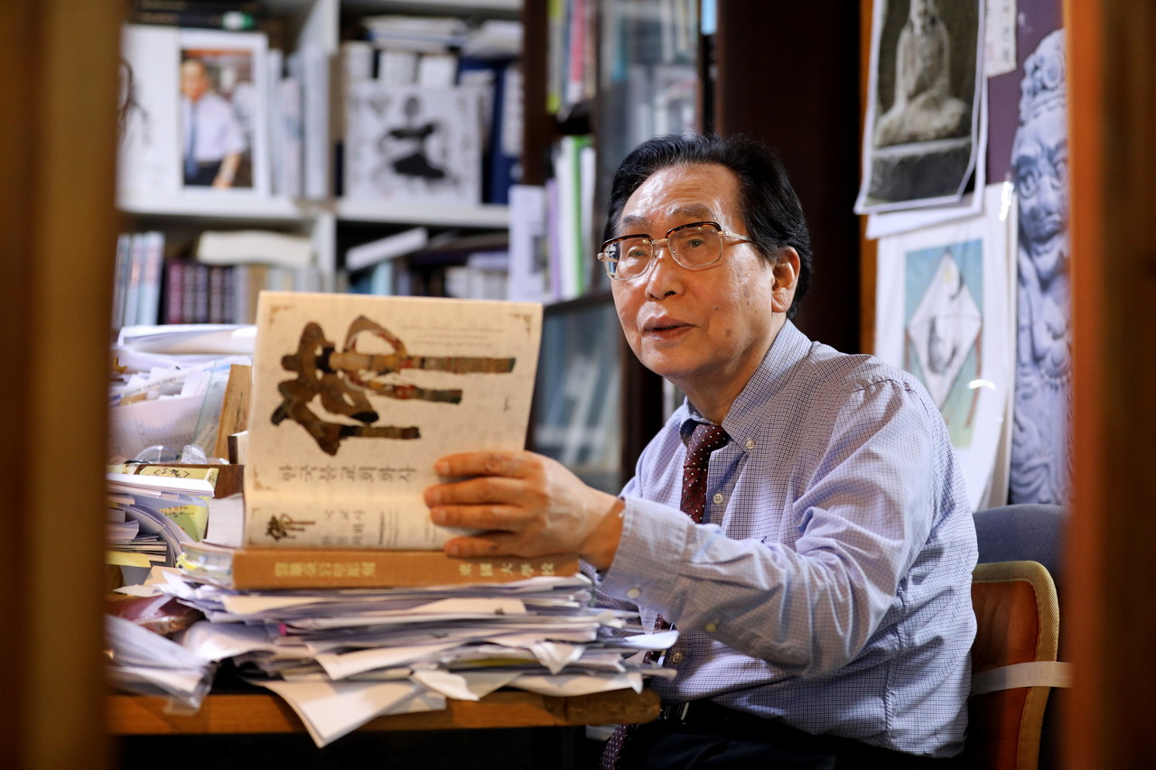 문명대 소장은 … 문명대는 1941년 출생으로, 경북대 사범대 역사학과를 졸업하고, 동국대 대학원에서 ‘석굴암 불상조각 연구’에서 박사학위를 받았다. 동국대 대학원 박사과정 중 울산 천전리, 대곡리 선사 암각화를 발견해 학계의 주목을 받았다. 동국대 교수로 재직하면서는 러시아 연해주 발해사원지 발굴, 파키스탄 탁실라 간다라 유적 발굴 등을 진행하는 등 많은 발굴 성과를 냈다. 정년퇴임한 2006년 이후에는 지금까지 한국미술사연구소장을 맡으며, 왕성한 연구·집필활동을 이어가고 있다. 〈한국조각사〉 〈한국의 불화〉 〈한국불교미술사〉 등 50여 편의 저서와 300여 편의 논문을 집필했다. 이 같은 공로를 인정받아 2020년에는 조계종 불자대상을 수상했다.