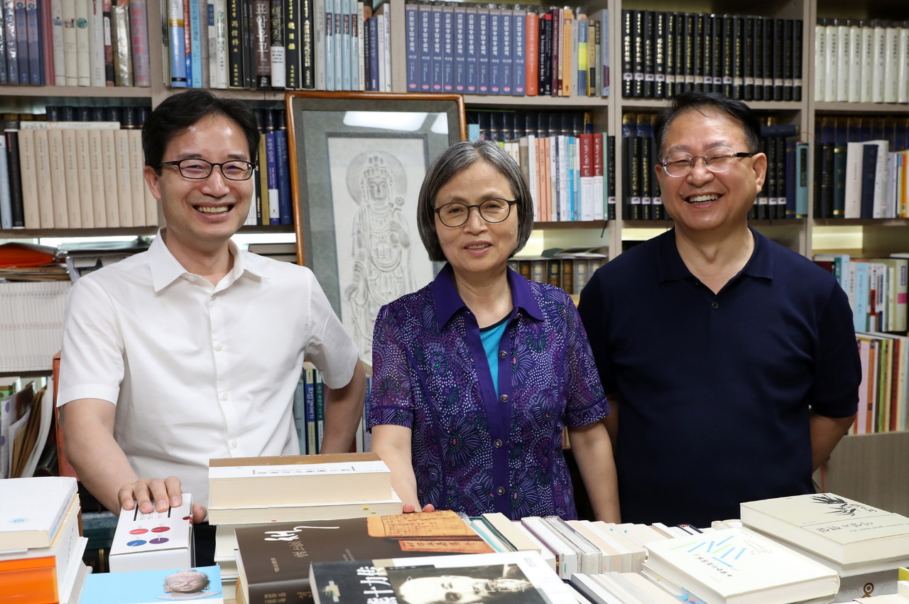'경북대 불교학생회 60년사'를 편찬한 동문 모임 한마음회 회원들. 사진 왼쪽부터 조병활 성철사상연구원장, 박경희 한마음회 前 회장, 곽동달 한마음회 회장.