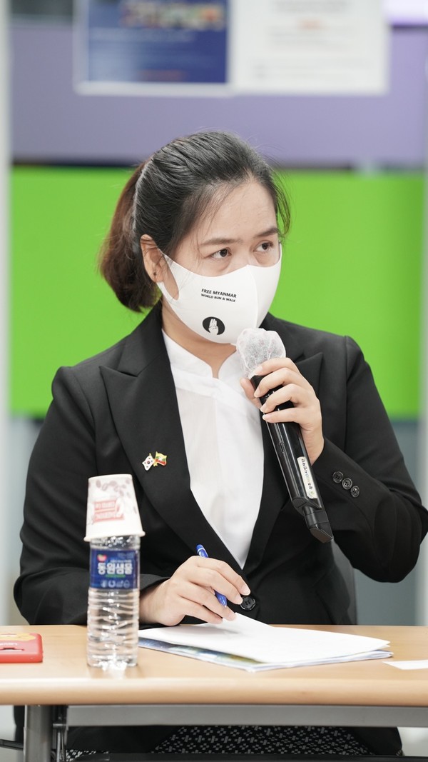 레이몬 교수는 한국과 미얀마 사이의 보이지 않는 언어와 문화의 벽을 자연스럽게 넘나들며 양국을 이어주는 역할을 한다. 주한미얀마대사관 통역관으로 일하는 레이몬 교수.