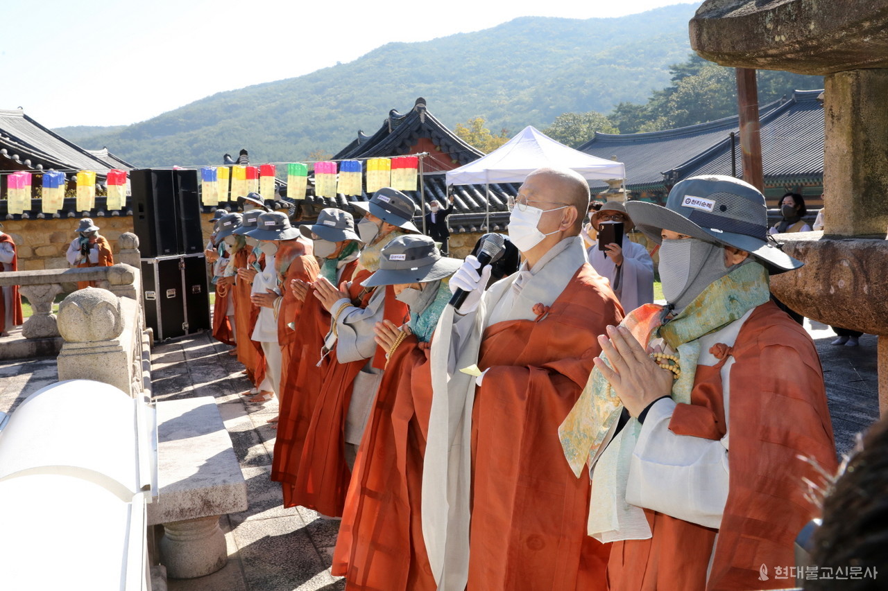 통도사 주지 현문 스님의 축원으로 순례 회향의식을 치루고 있는 순례단의 모습.
