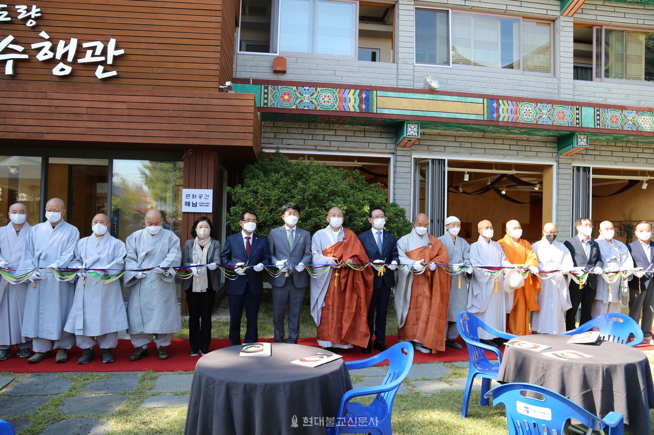 울산불교종단연합회는 10월 22일 해남사 경내에서 제10회 전통음식문화한마당을 봉행했다.