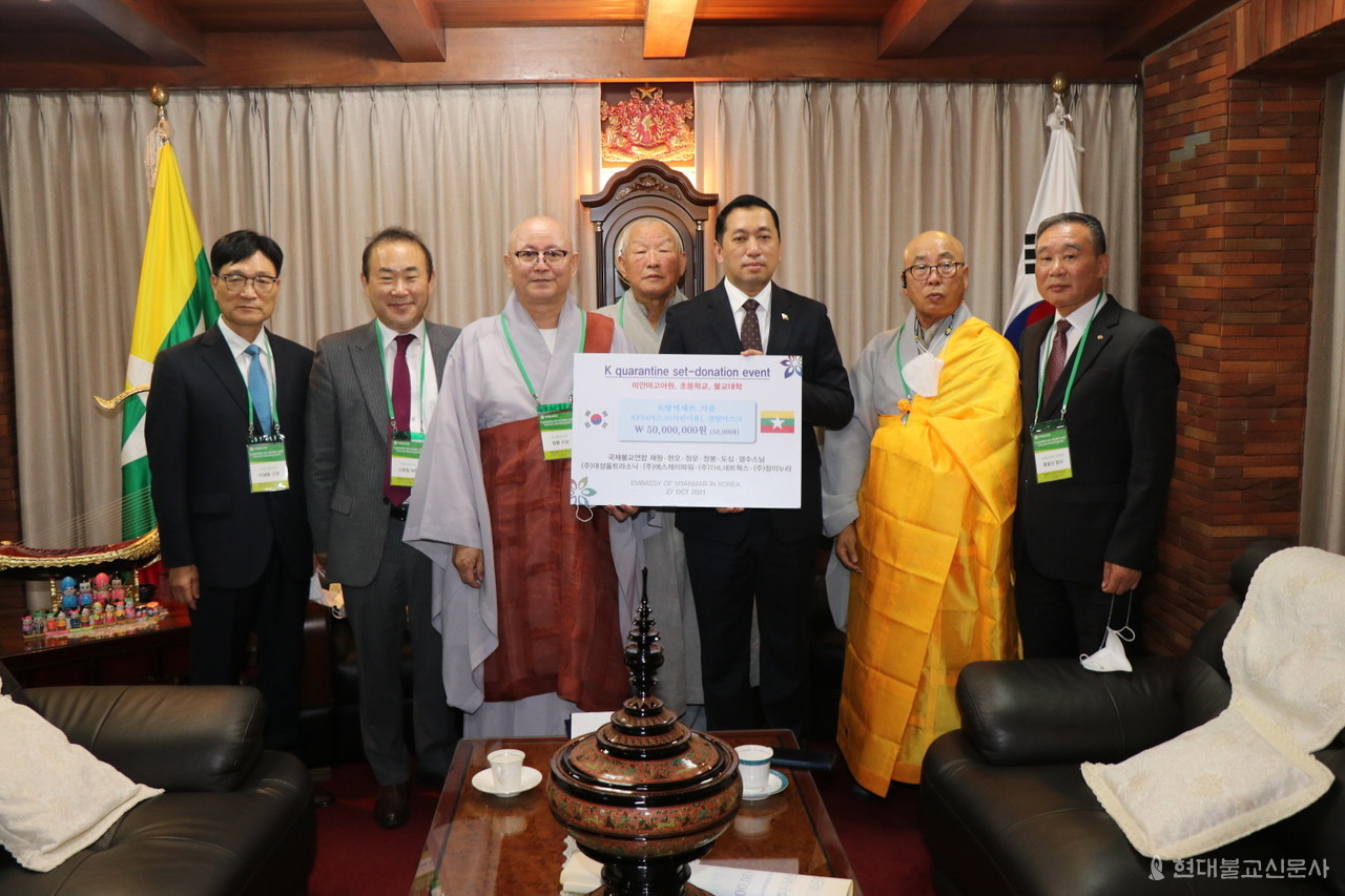 국제불교연합은 10월 27일 서울 미얀마 대사관에서 미얀마 고아원 및 초등학교, 불교대학 등에 재학하는 아이들과 불자들을 돕기 위한 마스크 10만장을 전달했다.