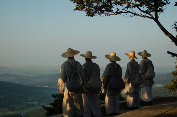 참선이란 우리도 부처님처럼 각자의 마음을 깨달아 자유자재한 삶을 누리는 것이다.