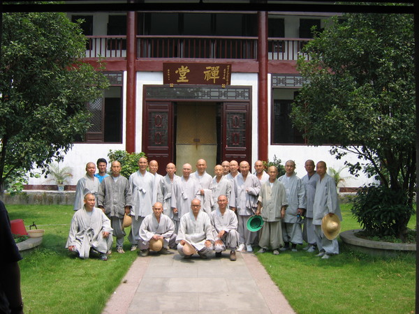 2005년 전국선원수좌회 중국 조계산 남화선사 선원 방문 기념(뒷줄 왼쪽 두번째가 필자)