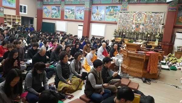 코로나19 유행 이전 기도중인 불자들.