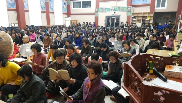 코로나19 유행 이전 기도중인 불자들.