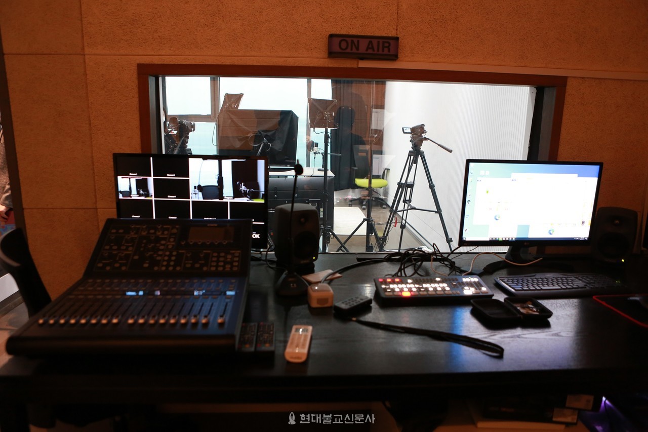 스튜디오 강의실과 녹음 영상 촬영실