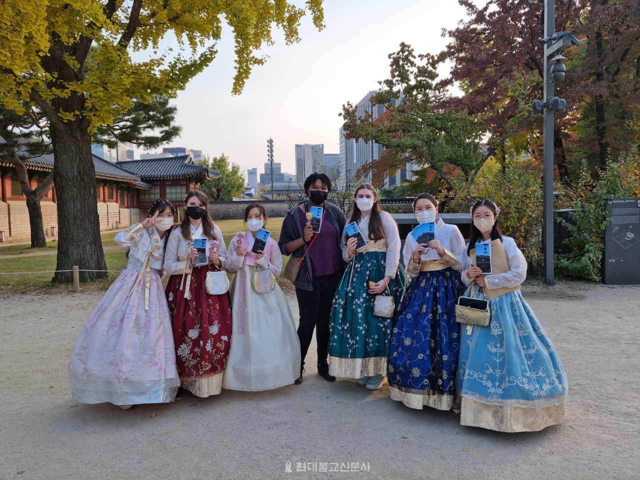 한복을 차려 입고 고궁을 찾은 ‘영며들다’ 팀원들이 외국인들에게 홍보 팜플렛을 배포하고 기념촬영을 하고 있다. 이들은 온·오프라인에서 영산재 활동을 위해 활발한 활동을 펼쳤다.