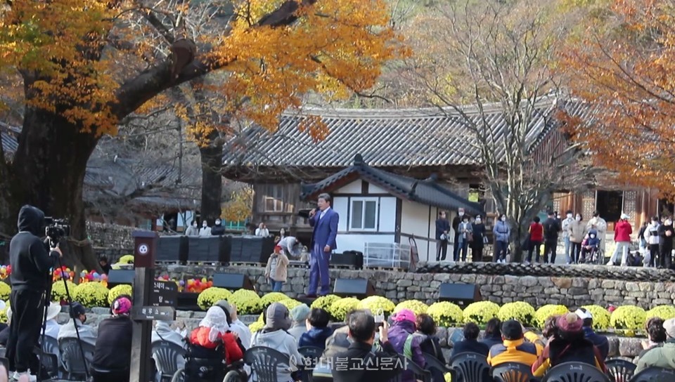 내소사 산사음악회에서 트로트 가수 진성이 출연해 관객들에게 신바람을 선사했다.