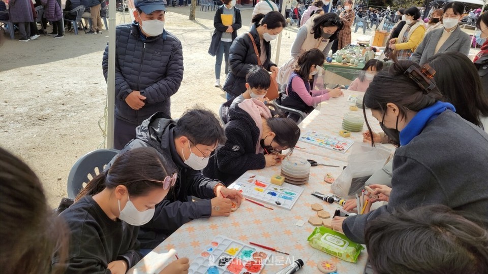 내소사 산사음악회가 열리는 절 마당에는 각종 체험프로그램이 진행됐다.