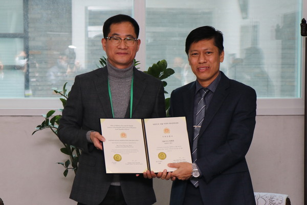 이날 전달식에서는 마스크 기증에 기여한 불자기업인들에게 감사장이 전달됐다. 사진은 