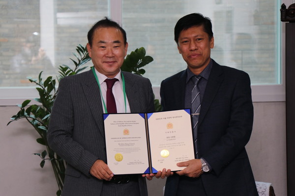 신항철 에스제이파워 대표(사진 왼쪽)가 미얀마대사관 무관부로부터 마스크 기부에 대한 감사장을 전달받고 있다.