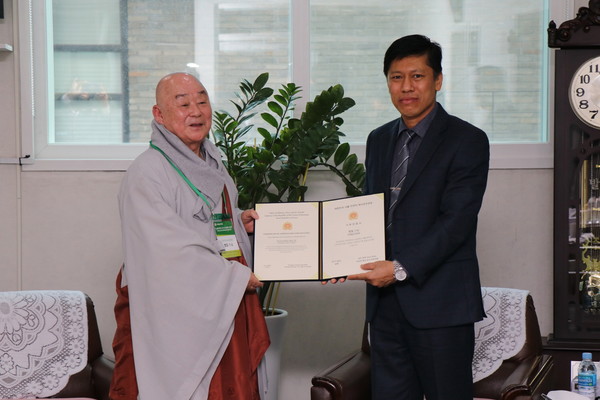 국제불교연합 공동이사장 법일 스님이  미얀마대사관 무관부로부터 양국 교류 및 코로나 극복 지원에 대한 감사장을 받고 있다.