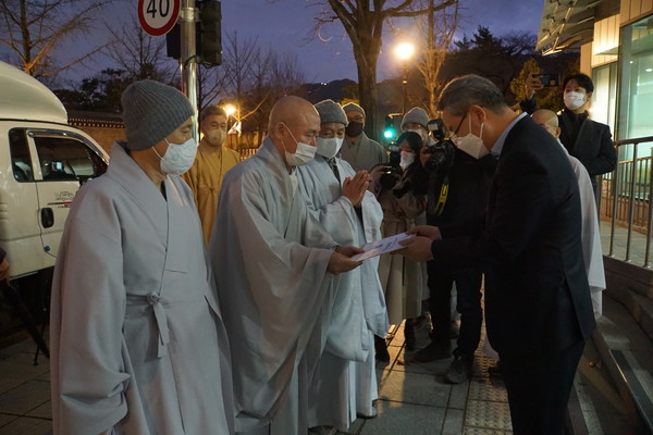 종단협 회장단은 11월 30일 청와대 대통령비서실 김영문 사회통합비서관에게 항의선한을 전달했다.