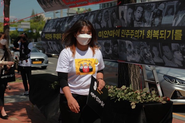 미얀마 희생자들을 추모하는 모습.