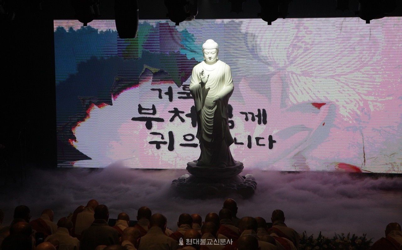 쿠무다는 파격적인 불교문화컨텐츠로 현대적 감각과 동시에 고전적인 미를 아우르는 세련된 양식을 선보인다. 법회를 봉행한 콘서트홀에 석가모니부처님 입상이 나투었다.