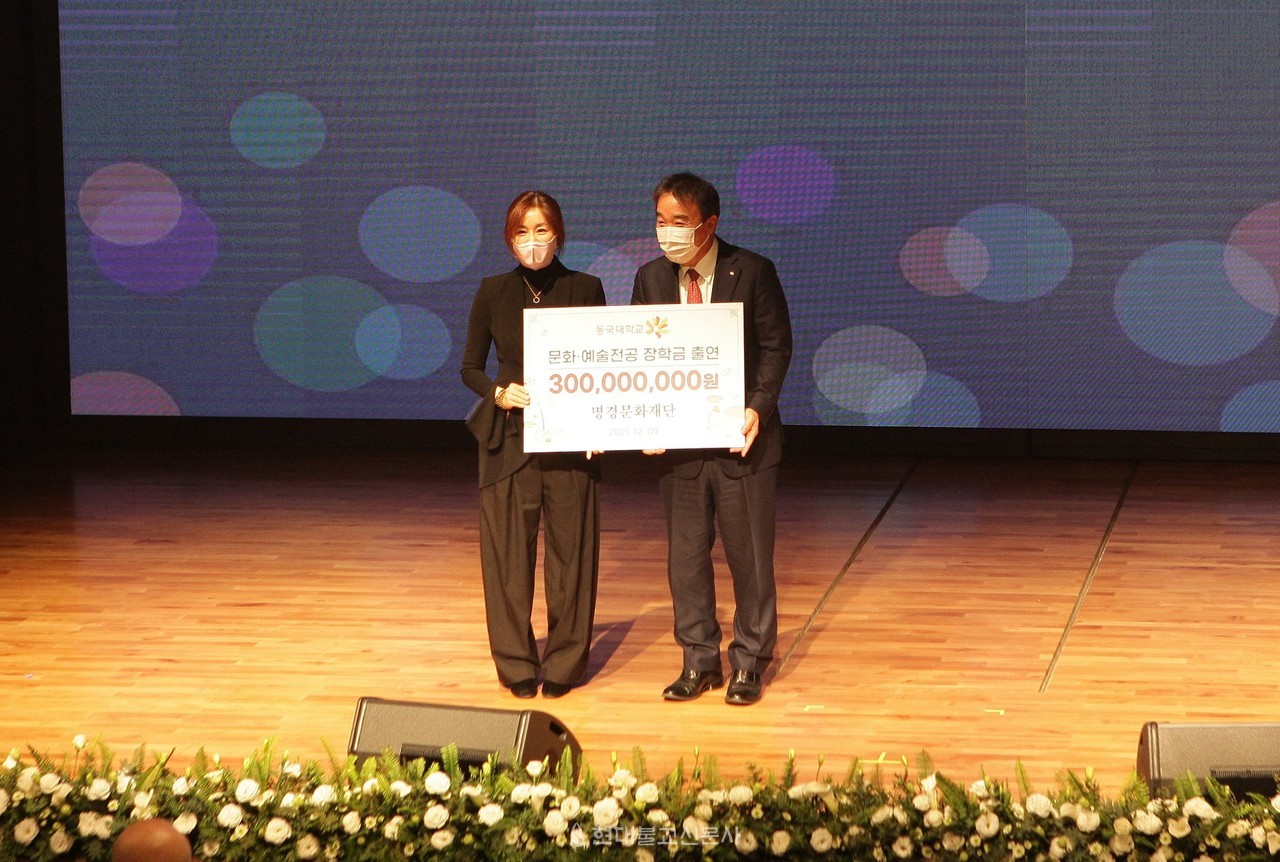 현재 쿠무다는 부산대, 동국대, 영산대, 대동대 등 문화예술인 양성을 위한 장학금을 전달하고 있다. 이날 법회에서 쿠무다는 동국대에 장학금 3억을 약정했다.