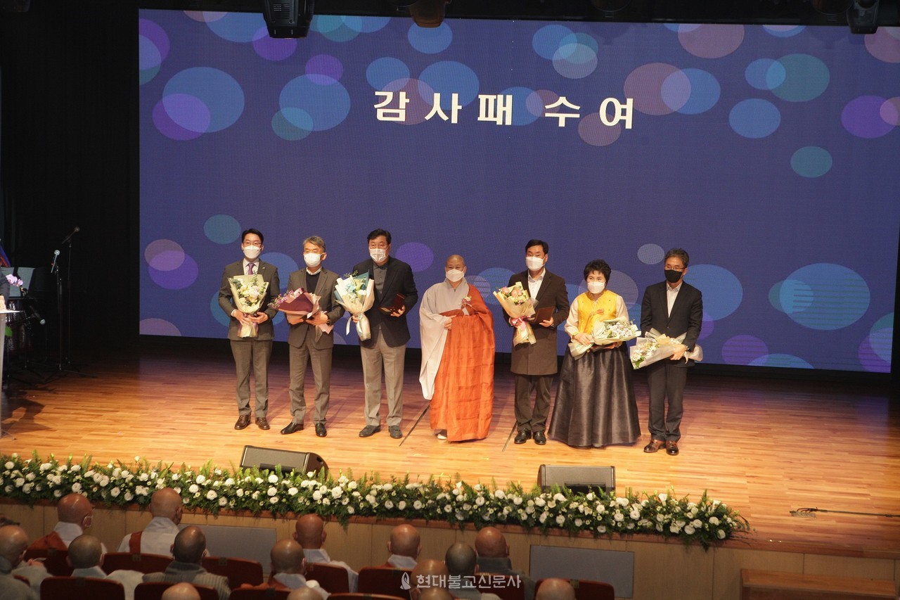 쿠무다는 불사에 동참한 재가불자들에게 감사패를 수여했다