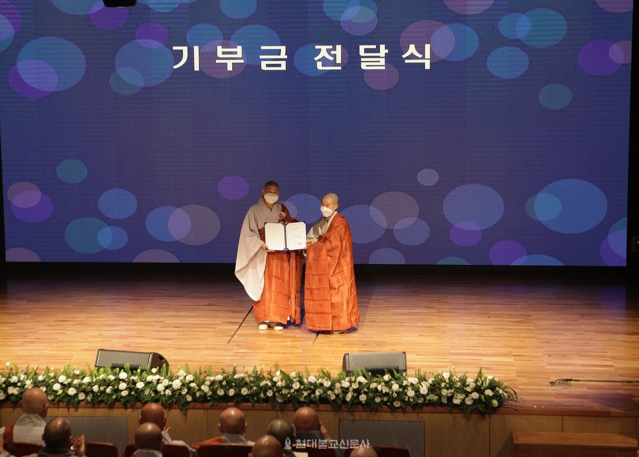 쿠무다 불사를 위한 후원도 이어졌다. 부산 비구니 자비봉사 모임 화엄회에서 후원금 1000만원을 전달했다.