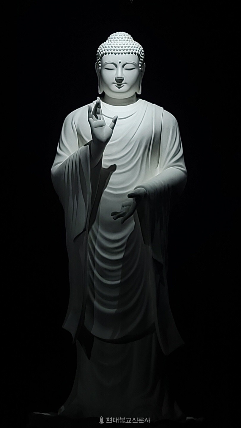 서칠교 작가의 석가모니 부처님  입상