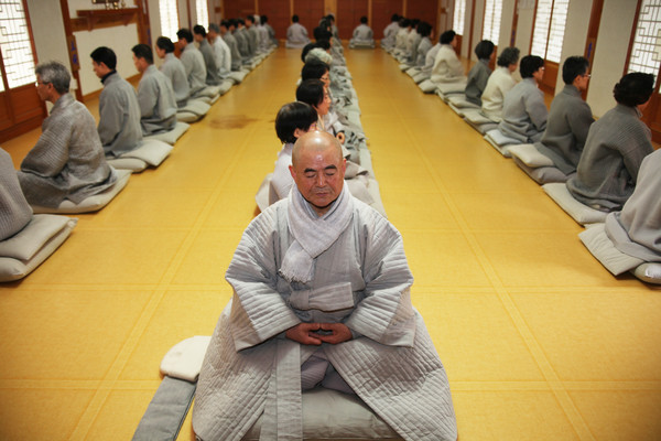 행주좌와 화두가 성성하게 끊어지지 않을 때 화두타파의 실마리가 보인다.