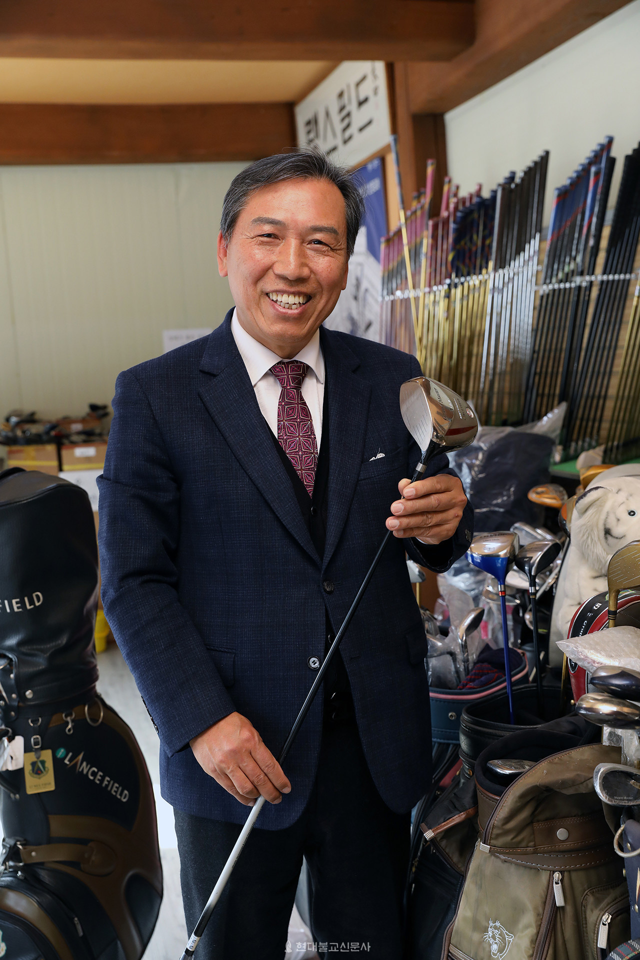 양정무 회장은 전주대학교를 졸업하고 미국 버클리대학원을 수료했다. 세계일보 광고국에서 일했으며, 한국고시출판사 대표, 한국골프용구공업협동조합 초대이사장, 상교금속공업 대표이사 회장, 순창레저산업개발 회장을 역임했다. 1992년 성해무역을 설립하고 국산 골프채 브랜드 ‘랭스필드’를 출시했다. 현재 와이랭스필드 회장, 대명금속 회장, 중소기업중앙회 골프산업조합 이사장, 국민생활체육경기도골프연합회 회장 직을 맡고 있다. 1998년 ‘신지식인 2호’에 선정됐으며, 1999년 전북애향대상, 2001년 자랑스런 중소기업인상, 2001년 대통령 표창 등 다수 수상했다.