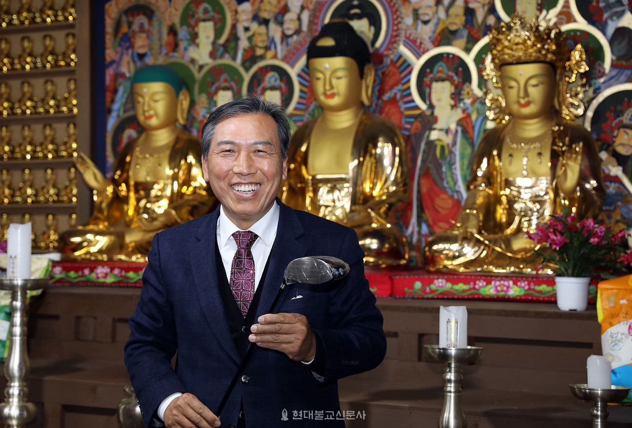 양정무 회장은 어려서부터 집안의 불심을 보면서 자랐다. 마음이 흔들릴 때는 늘 부처님을 찾았다. 양 회장은 현재 운영 중인 회문팰리스 안에 거주하던 집을 개조해 무차선원을 열었다. 사진은 무차선원 법당을 소개하고 있는 양정무 회장.