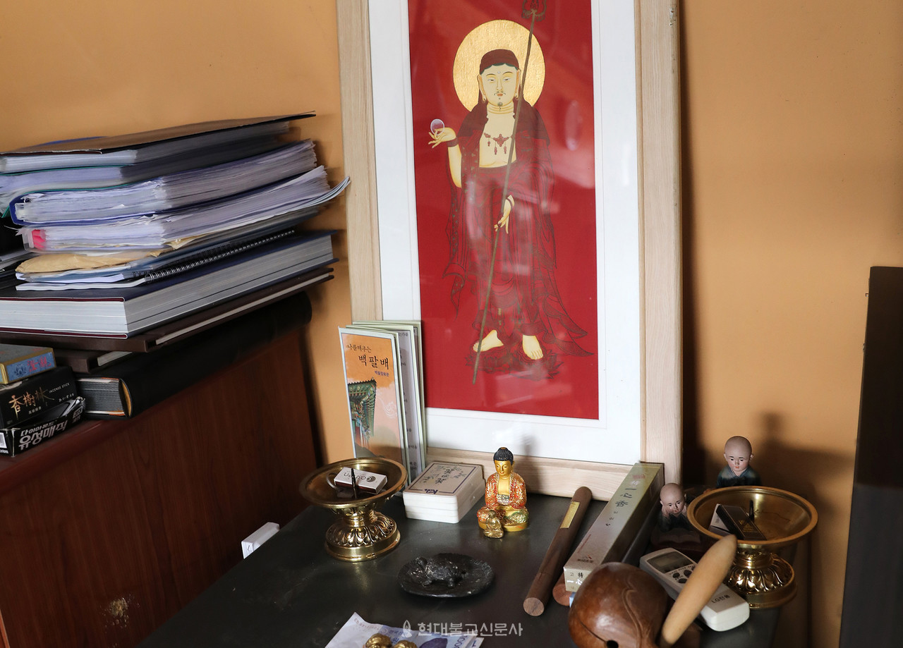 ​회문팰리스 내에 설립한 ‘고조선역사박물관’ 내부.포천 회문팰리스 사무실에 모신 지장보살.