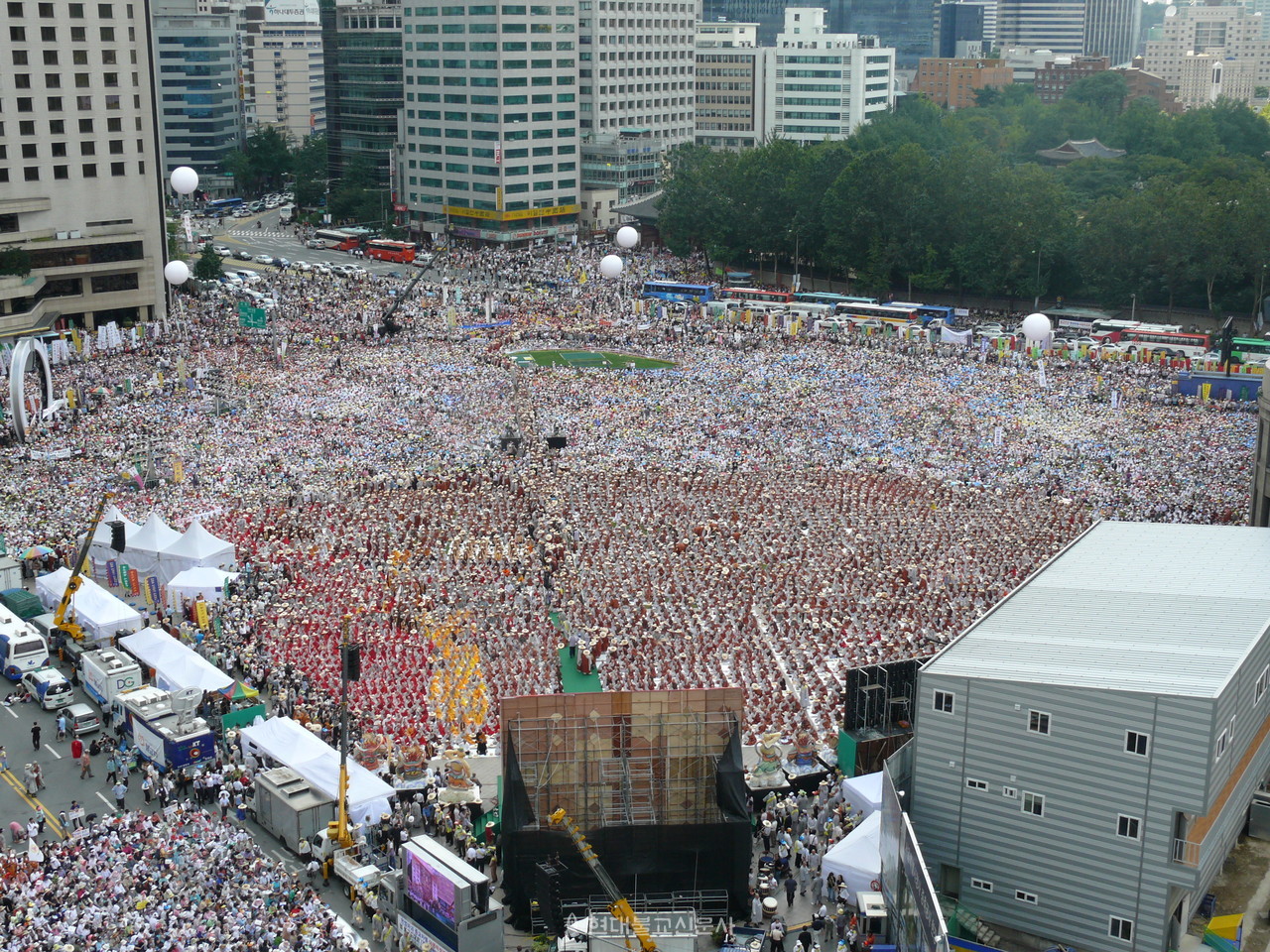 2008년 봉행된 범불교대회는 정부의 종교편향·차별을 규탄하기 위해 한국불교 역사상 최대규모로 치러졌다. 서울시청앞 광장을 가득메운 사부대중.