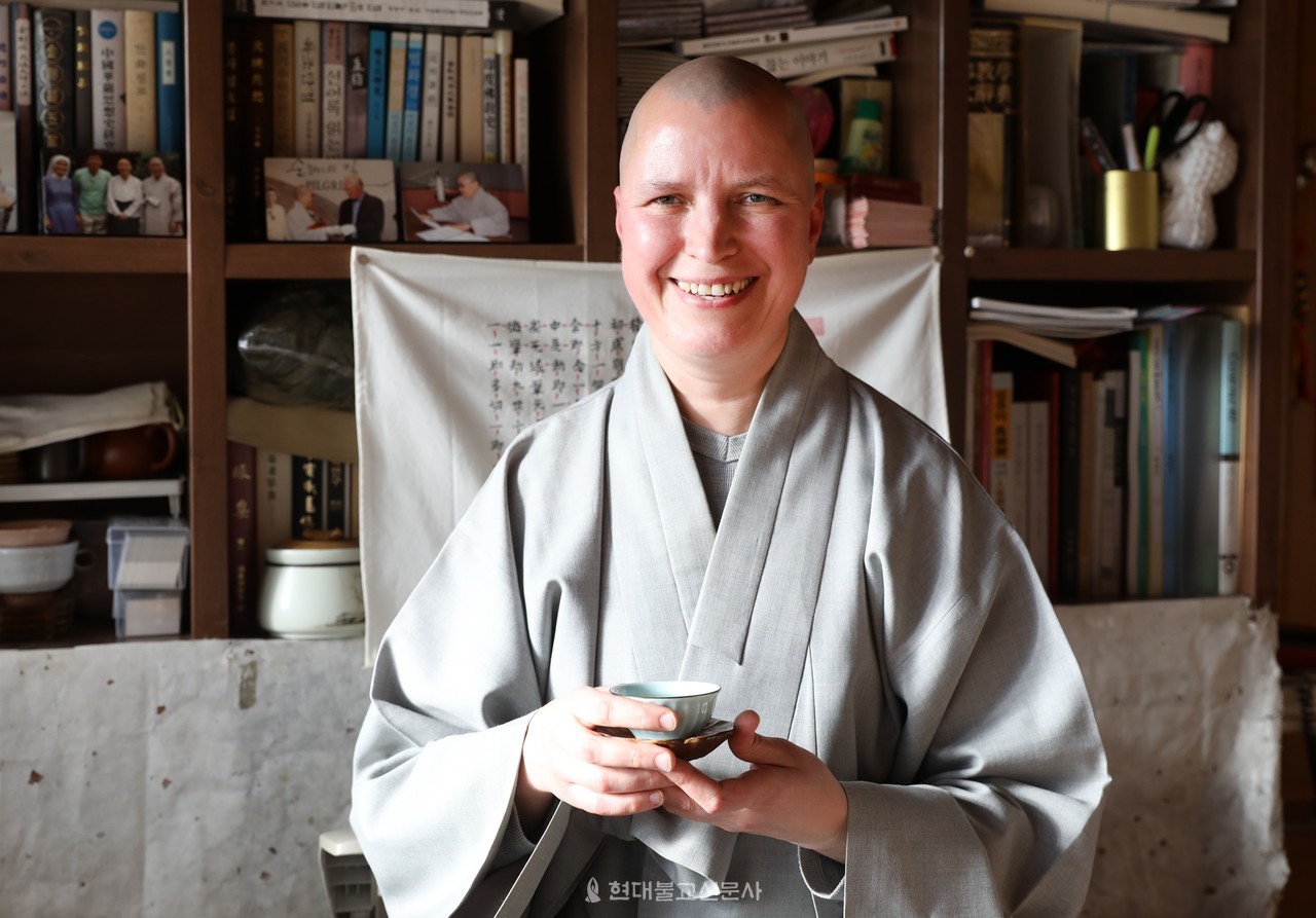 가장 좋아하는 글귀로 경허 선사의 ‘세간만법(世間萬法)’을 꼽은 원보 스님은 “모든 중생들이 이미 완벽한데 우리는 그것을 잊고 세상의 변하는 일에만 얽히고 있다”며 “깨달음을 주는 선사들의 다양한 시를 세상에 널리 알리고 싶다”고 말했다.